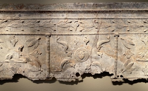 Archéologie  - Fragment romain d'un sarcophage en plomb
