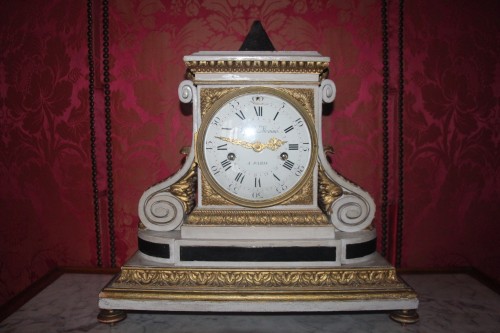Horlogerie Pendule - Pendule en bois sculpté laqué et doré de C. de LeMoine, Paris 1778
