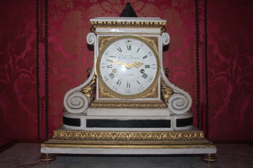 Pendule en bois sculpté laqué et doré de C. de LeMoine, Paris 1778 - Didascalies