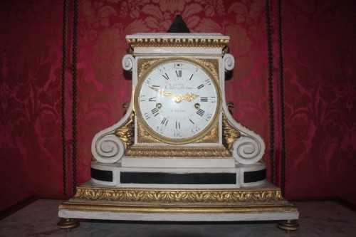 XVIIIe siècle - Pendule en bois sculpté laqué et doré de C. de LeMoine, Paris 1778