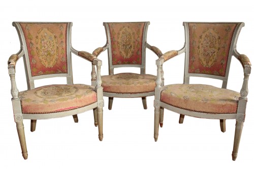 Suite de trois fauteuils laqués gris perle, époque du Directoire fin XVIIIe