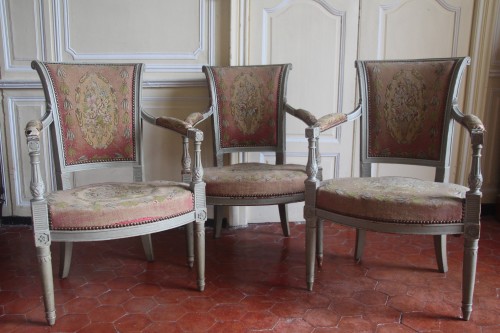 Suite de trois fauteuils laqués gris perle, époque du Directoire fin XVIIIe - Sièges Style Directoire