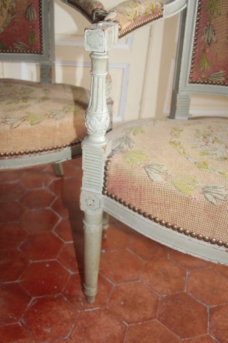 XVIIIe siècle - Suite de trois fauteuils laqués gris perle, époque du Directoire fin XVIIIe