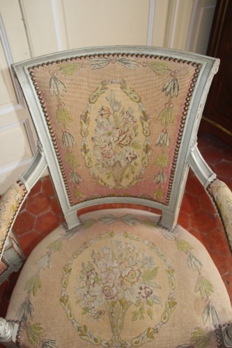 Antiquités - Suite de trois fauteuils laqués gris perle, époque du Directoire fin XVIIIe