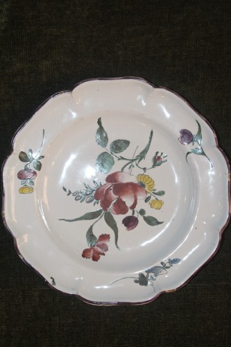 Céramiques, Porcelaines  - Suite de six assiettes en faïence de Marseille, XVIIIe siècle