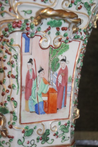 Paire de vases en porcelaine de Canton, Chine XIXe siècle - Didascalies