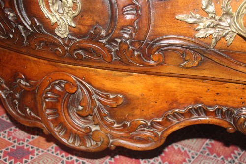 Commode provençale en noyer d'époque Louis XV - Didascalies