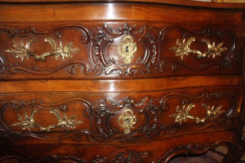 Antiquités - Commode provençale en noyer d'époque Louis XV