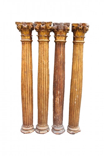 Suite de quatre demi-colonnes en bois doré, origine italienne, fin du XVIIIe siècle