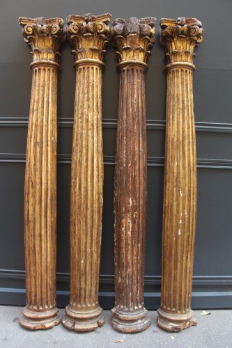 Suite de quatre demi-colonnes en bois doré, origine italienne, fin du XVIIIe siècle - Matériaux & Architecture Style Louis XVI