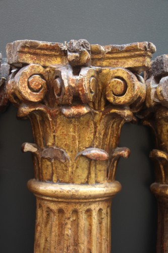 Suite de quatre demi-colonnes en bois doré, origine italienne, fin du XVIIIe siècle - Didascalies