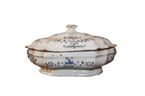 Covered vegetable dish in Moustiers earthenware, Louis XV period