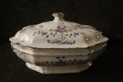 Covered vegetable dish in Moustiers earthenware, Louis XV period - Porcelain & Faience Style Louis XV