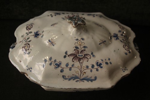 Céramiques, Porcelaines  - Légumier couvert en faïence de Moustiers, époque Louis XV