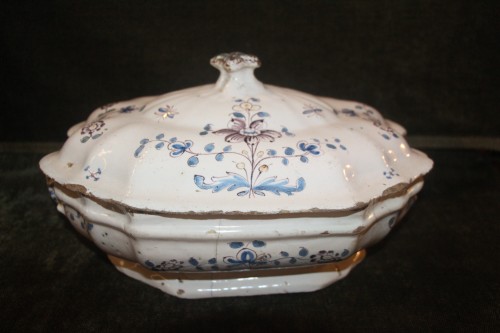 18th century - Covered vegetable dish in Moustiers earthenware, Louis XV period