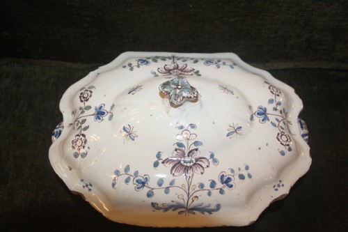 Louis XV - Covered vegetable dish in Moustiers earthenware, Louis XV period