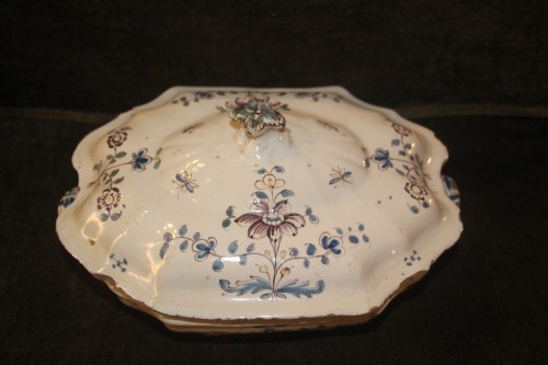 Antiquités - Covered vegetable dish in Moustiers earthenware, Louis XV period