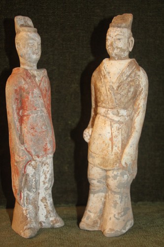 Antiquités - Couple de dignitaires en terre cuite de la dynastie Tang, Chine 618-907 av. J.-C.