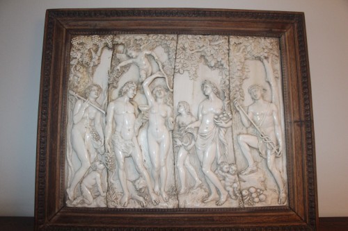 Aphrodite, Hermès et Bacchus, bas-relief en ivoire du XVIIe siècle - Objets de Curiosité Style Louis XIV