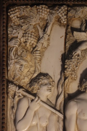 Objets de Curiosité  - Aphrodite, Hermès et Bacchus, bas-relief en ivoire du XVIIe siècle