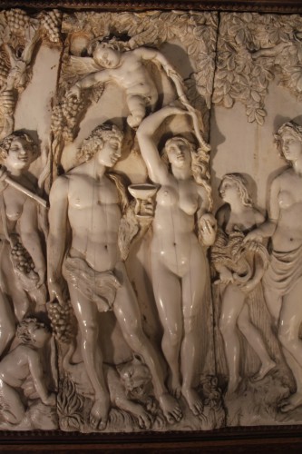 XVIIe siècle - Aphrodite, Hermès et Bacchus, bas-relief en ivoire du XVIIe siècle