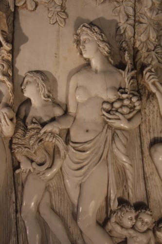 Louis XIV - Aphrodite, Hermès et Bacchus, bas-relief en ivoire du XVIIe siècle