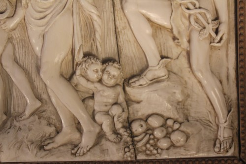 Antiquités - Aphrodite, Hermès et Bacchus, bas-relief en ivoire du XVIIe siècle