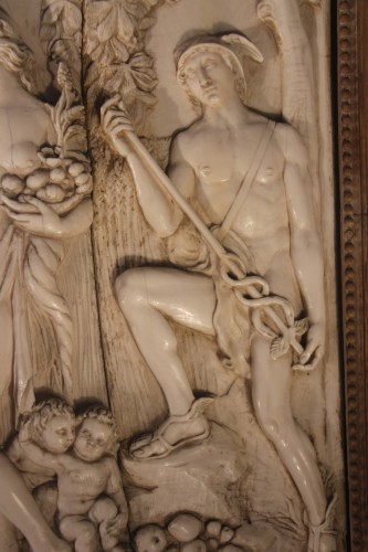 Antiquités - Aphrodite, Hermès et Bacchus, bas-relief en ivoire du XVIIe siècle