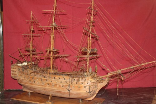 XIXe siècle - "Le HMS Victory", maquette de bateau en bois, fin du XIXe siècle