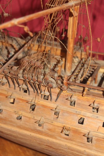 Antiquités - "Le HMS Victory", maquette de bateau en bois, fin du XIXe siècle