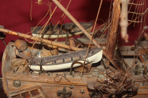 Antiquités - "Le HMS Victory", maquette de bateau en bois, fin du XIXe siècle