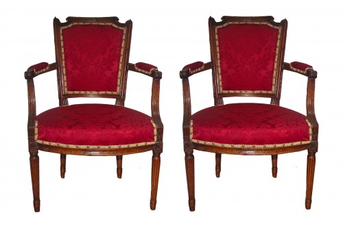 Paire de fauteuils à chapeau de gendarme, époque Louis XVI