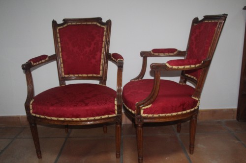 XVIIIe siècle - Paire de fauteuils à chapeau de gendarme, époque Louis XVI