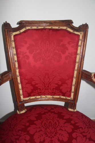 Antiquités - Paire de fauteuils à chapeau de gendarme, époque Louis XVI