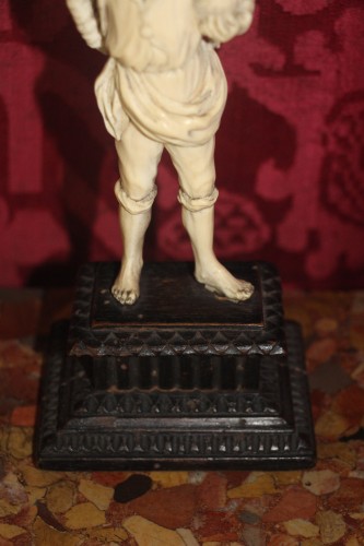 Objets de Curiosité  - Le vendeur d'oies en ivoire d'origine flamande du XVIIIe siècle