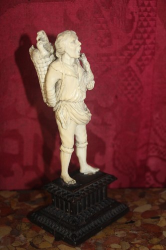 Le vendeur d'oies en ivoire d'origine flamande du XVIIIe siècle - Didascalies