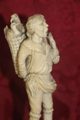 XVIIIe siècle - Le vendeur d'oies en ivoire d'origine flamande du XVIIIe siècle