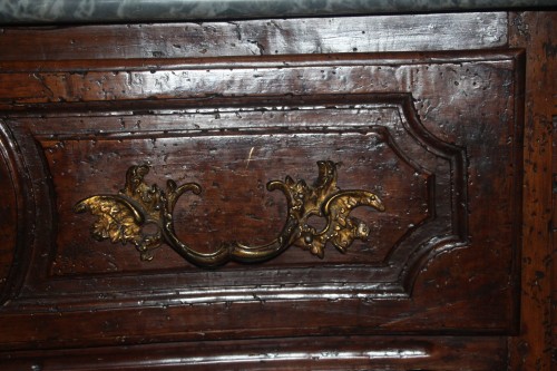 Commode en noyer, plateau marbre, époque Régence vers 1720 - Didascalies