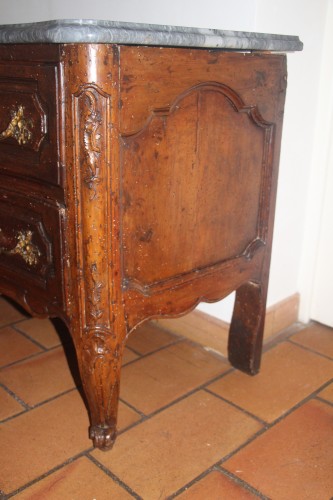 Antiquités - Commode en noyer, plateau marbre, époque Régence vers 1720