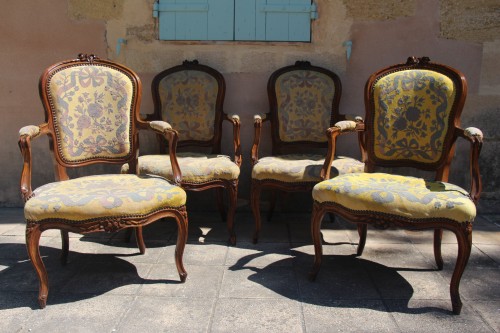 Suite de quarte fauteuils cabriolets Louis XV, estampillés Pillot - Didascalies
