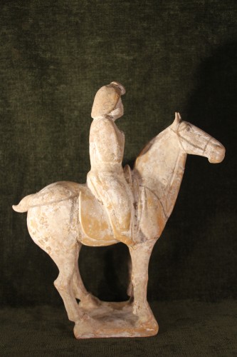 Cavalière sur son cheval en terre cuite, Dynastie Tang 618-906 av J.-C, Chine. - Arts d
