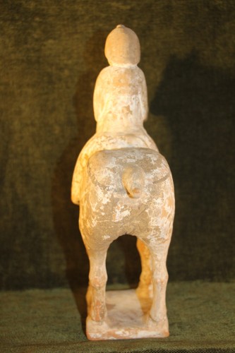 Cavalière sur son cheval en terre cuite, Dynastie Tang 618-906 av J.-C, Chine. - Didascalies