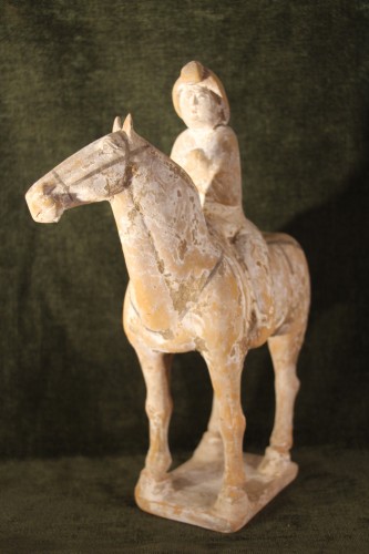 Cavalière sur son cheval en terre cuite, Dynastie Tang 618-906 av J.-C, Chine. - 