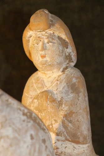 - Cavalière sur son cheval en terre cuite, Dynastie Tang 618-906 av J.-C, Chine.