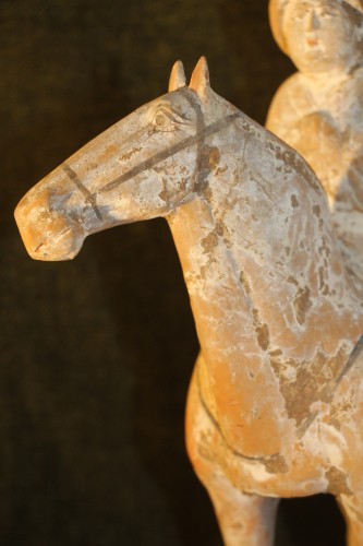 Antiquités - Cavalière sur son cheval en terre cuite, Dynastie Tang 618-906 av J.-C, Chine.