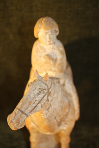 Antiquités - Cavalière sur son cheval en terre cuite, Dynastie Tang 618-906 av J.-C, Chine.