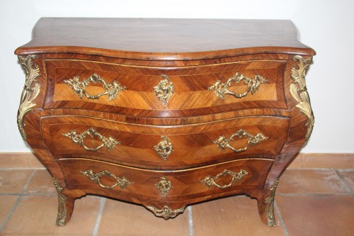 Commode lombarde, Italie du Nord, XVIIIe siècle - Mobilier Style Louis XV