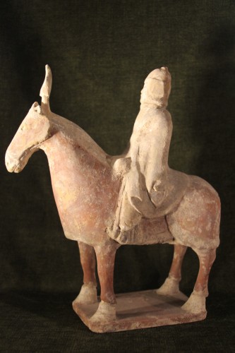 Cavalier sur son cheval en terre cuite, Chine Dynastie Tang 618-906 av J.-C - Arts d