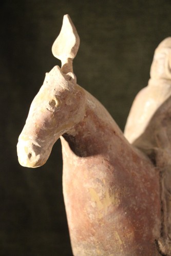 Avant JC au Xe siècle - Cavalier sur son cheval en terre cuite, Chine Dynastie Tang 618-906 av J.-C