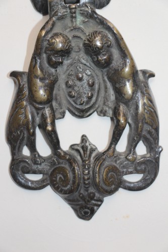 Matériaux & Architecture Eléments d'architecture - Heurtoir de porte aux armes des Médicis, bronze , XVIIe, Italie.